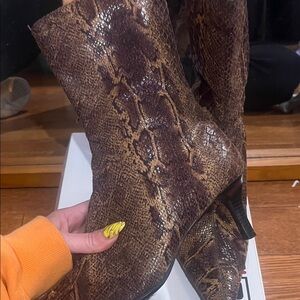 1980’s Vintage Snakeskin brown boots w kitten heal